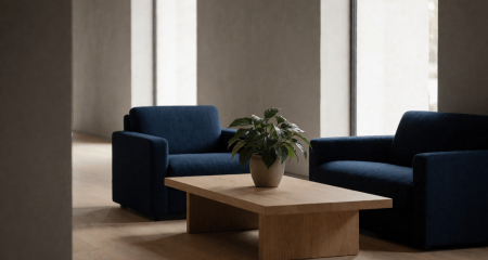 Receptie van een advocatenkantoor met twee stoelen en een salontafel