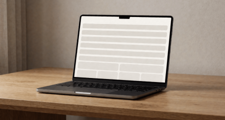 Open laptop op een bureau met een lege berichtenlijst