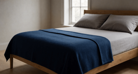Opgemaakt leeg bed in een rustige slaapkamer bij daglicht