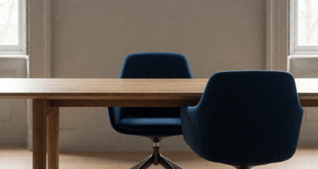 Stoel aan het hoofd van een tafel met een tweede stoel ernaast
