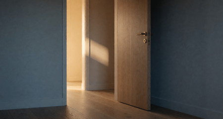 Halfopen binnendeur van een woning met licht in de gang