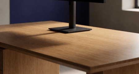 Kaal bureau met alleen een monitorstandaard