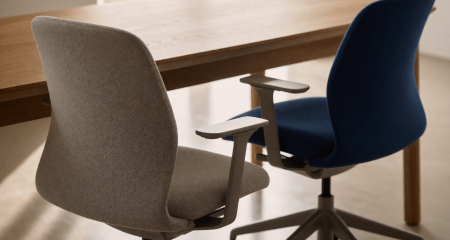 Twee bureaustoelen waarvan er één van de ander is afgedraaid
