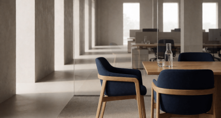 Vergaderruimte met glazen wand en twee lege stoelen
