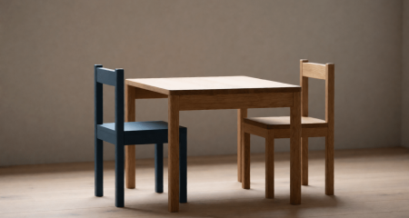 Kleine kamer met een lage tafel en twee stoelen