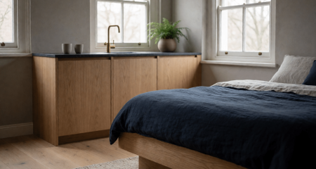 Kleine gehuurde studio met een bed en een keukenblok